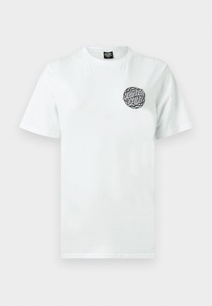 Bijela pamučna majica s okruglim crnim i zelenim logotipom na lijevoj strani prsnog koša. Klasični okrugli izrez i kratki rukavi s glatkom teksturom.