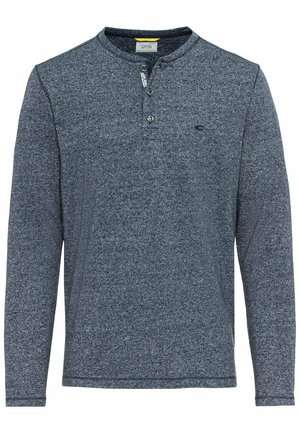 Graues Langarm-Henley-Shirt mit rundem Halsausschnitt, einer drei-Knopf-Leiste und strukturierter Oberfläche. Mit subtil dem Logo auf der linken Brust.