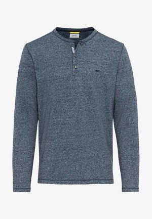 Graues Langarm-Henley-Shirt mit rundem Halsausschnitt, einer drei-Knopf-Leiste und strukturierter Oberfläche. Mit subtil dem Logo auf der linken Brust.