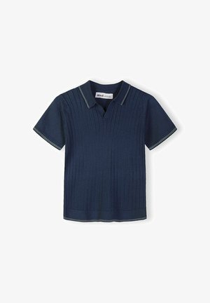 Polo majica tamnoplave boje s kratkim rukavima, izrađena od pletiva s vertikalnim rebraste uzorkom, otvorenim ovratnikom i suptilnim svjetlijim šavovima na ovratniku, rukavima i rubu.