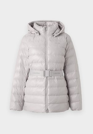 Hellgraue, gepolsterte Jacke mit Kapuze, tailliertem Bund und Reißverschluss auf der Vorderseite. Sie verfügt über horizontale Nähte und ein Calvin Klein-Logo auf der Brust.