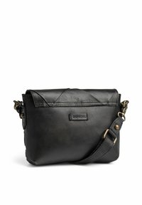 Svart läder crossbody-väska med ett framfack och diagonalt sydda mönster. Har en avtagbar rem och en liten logoplack.