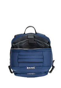 Tmavě modrý batoh s uzavíráním na zip, polstrovanými popruhy a několika vnitřními přihrádkami. Vyroben z odolné tkaniny s hladkým povrchem.