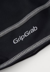 Material textil de culoare neagră cu o textură netedă, având o margine cusută de culoare gri deschis și logo-ul alb imprimat "GripGrab" într-un font modern.