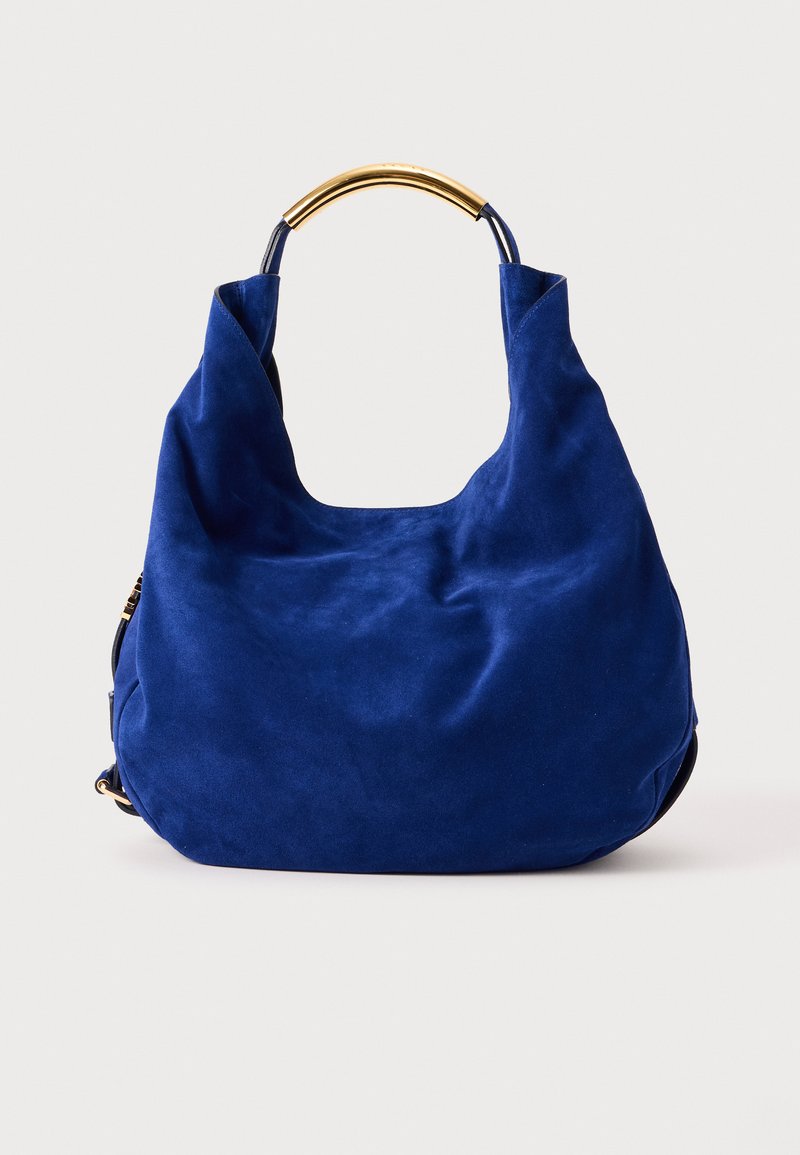 Mély kék nubuk hobo táska ívelt aranyszínű fém fogantyúval, puha textúrával és tágas testtel az egyszerű hozzáférés érdekében.