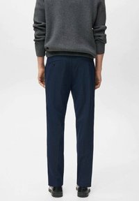 Pantaloni raiati navy din material, cu croi drept, buzunare spate cu închidere prin buton și talie plată.