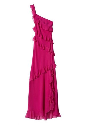 Jasnoróżowa, asymetryczna długa sukienka z warstwowymi falbanami układającymi się diagonalnie i wokół krawędzi, tworząc efekt płynącej, eleganckiej sylwetki.