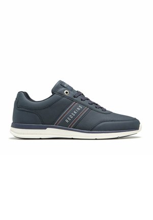 Chaussure de sport bleu foncé avec dessus en maille et synthétique, semelle intermédiaire blanche et accents en rayures rouge et blanche. Présente un système de laçage rond et un logo.