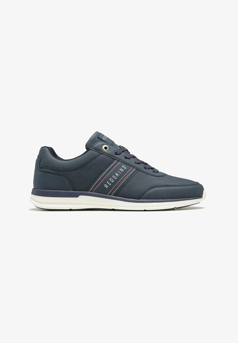 Zapatilla deportiva de color azul oscuro con parte superior de malla y sintético, media suela blanca y acentos en rojo y blanco. Cuenta con cordones redondos y un logotipo.