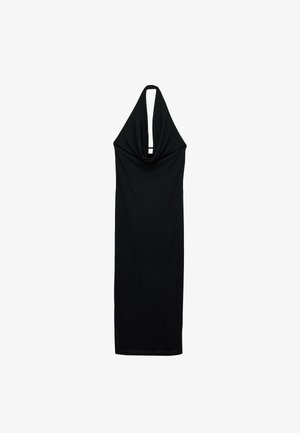 Schwarzes ärmelloses Neckholderkleid mit tiefem Wasserfallausschnitt und mittellanger Länge auf schlichter weißer Hintergrund.