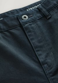 Donkerblauwe spijkerbroek met een rechte snit; beschikt over een knoop- en ritsluiting, riemlussen en subtiele stikdetails.
