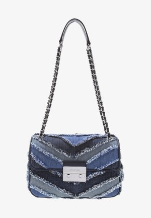 Torba na ramię z denimu z wzorem w jodełkę, postrzępionymi brzegami i srebrnymi elementami. Projekt uzupełnia łańcuchowy pasek z akcentami ze skóry.