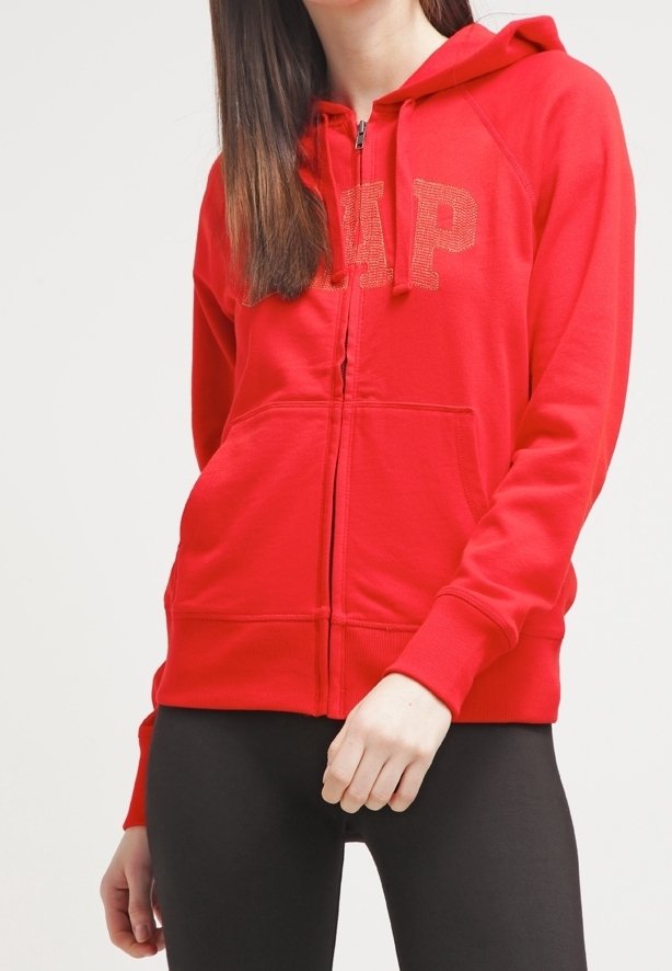 Czerwona bluza z kapturem na zamek, wykonana z miękkiego materiału, z dużym stemplowanym logo na piersi i przednimi kieszeniami. Projekt zawiera kaptur ze sznurkiem.