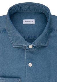 Denim overhemd in een lichtblauwe tint, met een button-down kraag en één borstzak. Het label "seidensticker" is zichtbaar. Gladde textuur.