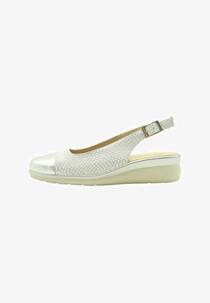 Zapato slingback para mujer con parte superior texturizada en blanco, puntera metálica, correa ajustable y suela de cuña acolchada.