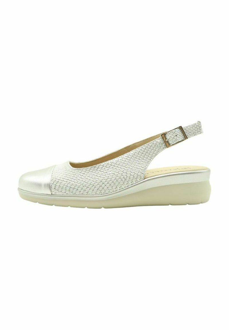 Zapato slingback para mujer con parte superior texturizada en blanco, puntera metálica, correa ajustable y suela de cuña acolchada.