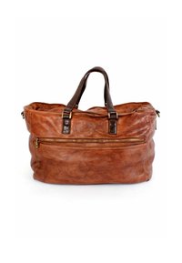 Braune Leder-Duffeltasche mit zwei oberen Griffen, einer äußeren Reißverschlusstasche und einer zerknitterten Textur. Mit goldenen Hardware-Akzenten.