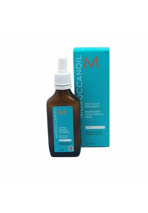 Bruine glazen fles met witte pipetdop, gelabeld "MOROCCANOIL OILY SCALP TREATMENT," naast een turkooise doos met bijpassend ontwerp. 45 ml.