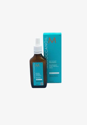 Bruine glazen fles met witte pipetdop, gelabeld "MOROCCANOIL OILY SCALP TREATMENT," naast een turkooise doos met bijpassend ontwerp. 45 ml.