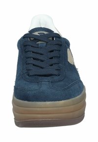 Marinblå mockaskor med beige detaljer, snörning, rund tå och en tjock, semi-transparent gummisula. Texturerad ovandel för bra grepp.