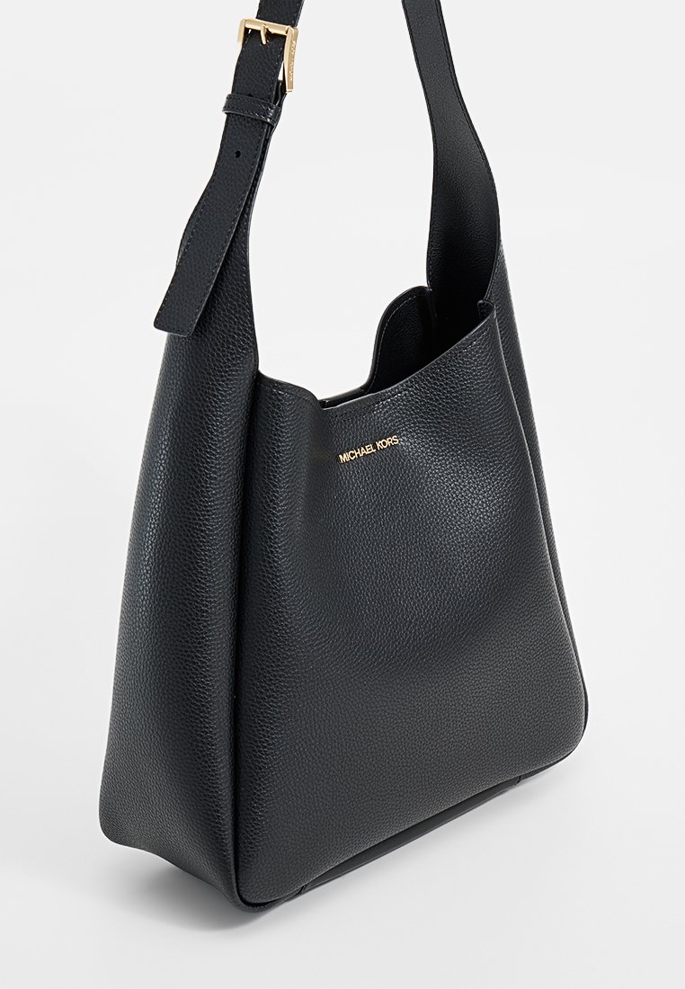 Schwarze, strukturierte Leder-Umhängetasche von Michael Kors mit verstellbarem Tragen und goldener Schnalle, mit goldenem Logo auf der Vorderseite.