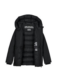 Giacca nera isolata con cappuccio, davanti aperto che mostra il rivestimento trapuntato e i cartellini che leggono "Alife & Kickin", "One World One Future" e "Vegano".