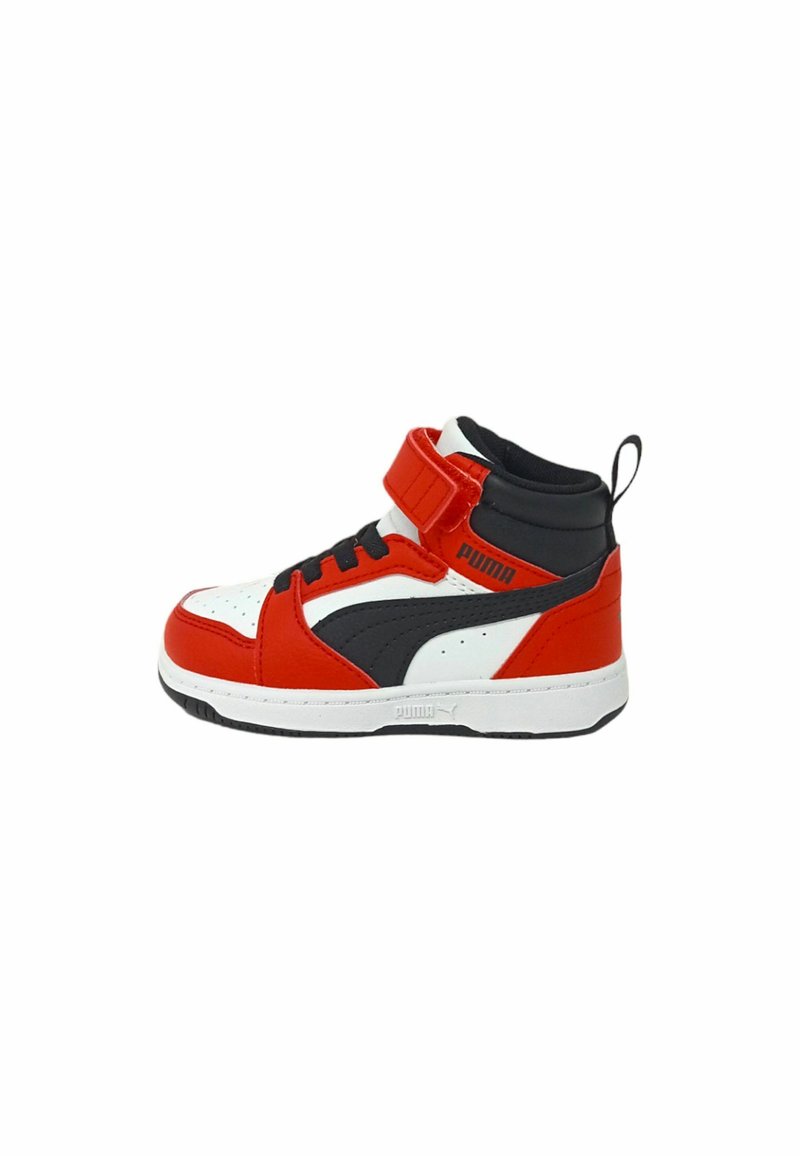 Rød og hvid høj-top sneakers med sorte accenter, med syntetisk overdel, velcro-strop og polstret krave for støtte.