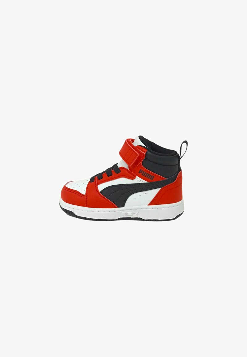 Rød og hvid høj-top sneakers med sorte accenter, med syntetisk overdel, velcro-strop og polstret krave for støtte.