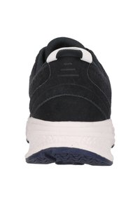 Schwarzer Sportschuh mit einem strukturierten Wildleder-Obermaterial, weißer Zwischensohle und Gummisohle. Verfügt über einen gepolsterten Kragen und kontrastierende Schnürsenkel.