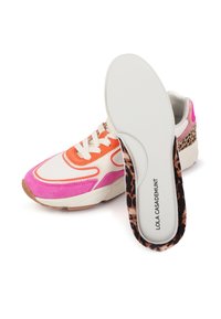 Zapatilla multicolor con gamuza y cuero en rosa, naranja y crema, con un acento de estampado de leopardo. Suela gruesa con el logotipo en la plantilla.