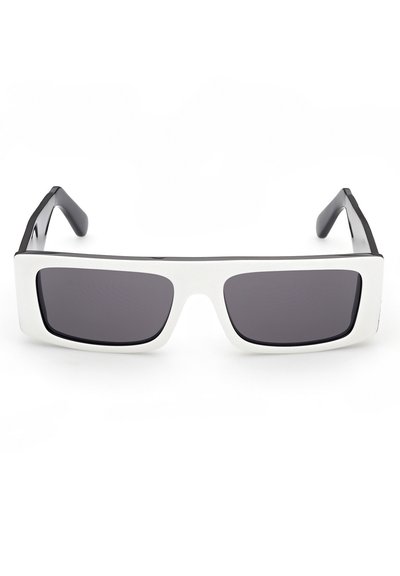 Occhiali da sole con montatura bianca e lenti grigie scure; forma rettangolare, superficie liscia e dettagli neri sulle stanghette.