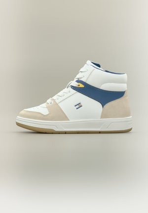 Baskets montantes en cuir blanc avec accents en daim beige, sangle bleu marine et semelle texturée. Détail du logo sur le côté.