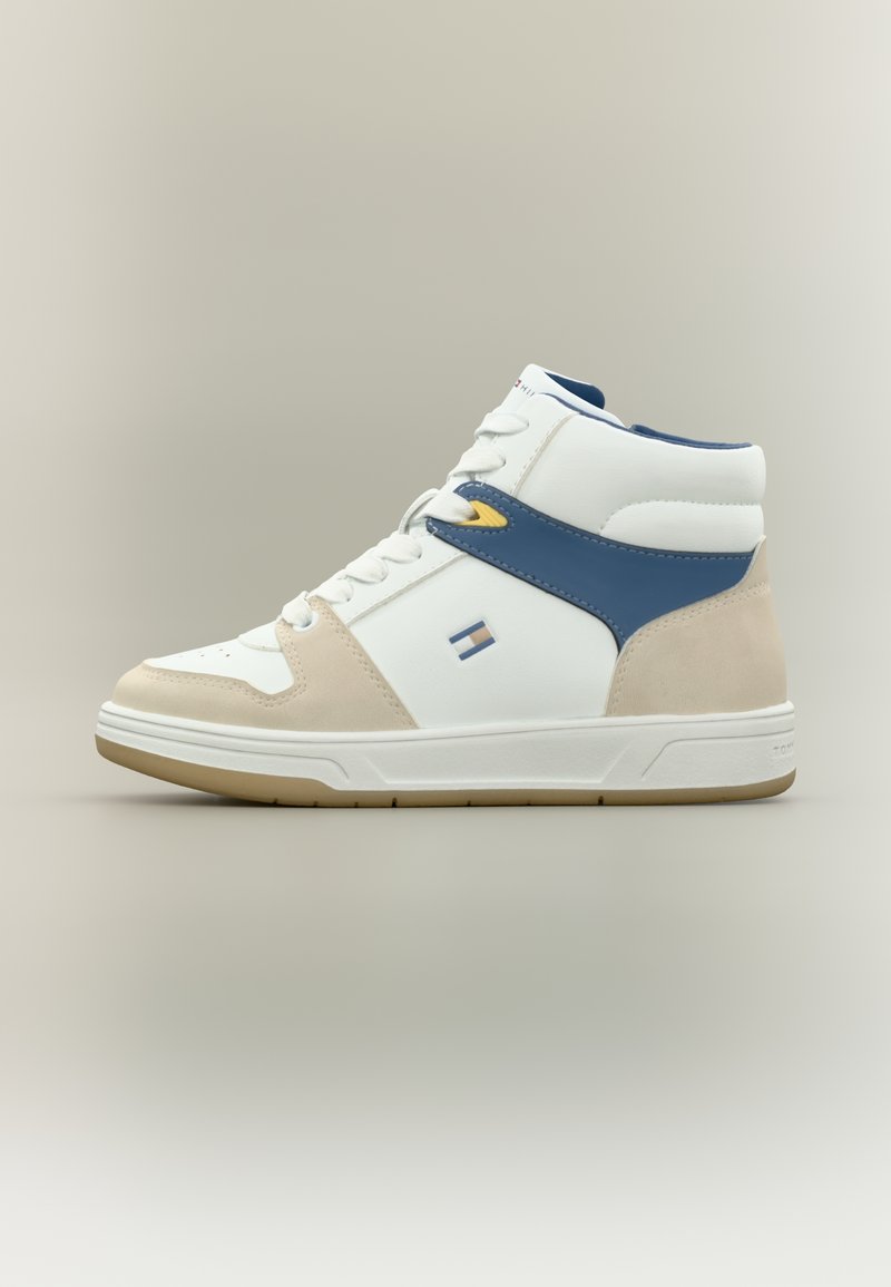 Αθλητικό παπούτσι υψηλού στελέχους από λευκό δέρμα με μπεζ σουέντ λεπτομέρειες, ναυτικό μπλε λουράκι και υφασμένο πέλμα. Διαθέτει λογότυπο στη πλευρά.