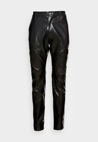 Svarta läderbyxor med en glänsande yta, avsmalnande silhuett och vinklade sömdetaljer. Har knäppning fram och fickor.