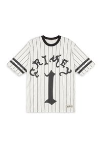 Jersey blanco a rayas con acentos negros, que presenta "CRIME" y "1" impresos en una gran fuente estilizada en negro. Cuello acanalado, mangas cortas.