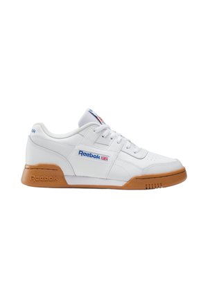 Baskets basses Reebok blanches avec semelle en caoutchouc marron, logo bleu et drapeau britannique sur le côté, lacets et zone perforée à l'avant.