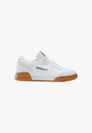 Witte Reebok lage sneakers met een bruine rubberen zool, blauw logo en Britse vlag aan de zijkant, veters en geperforeerd teengebied.