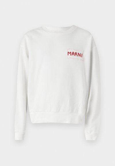 Sudadera blanca con una etiqueta roja "MARNI" cosida en el lado izquierdo del pecho, con puños y dobladillo de canalé para un ajuste ceñido. Textura de tela suave.