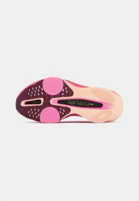 Rózsaszín és bordó Nike Flyplate talp, látható Air Zoom párnázással és texturált tapadási mintákkal.