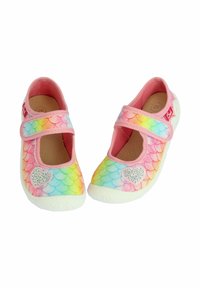 Mary Jane Schuhe in Pink mit einem Regenbogen-Schuppenmuster, versehen mit einem Strassherz-Akzent und einer flexiblen weißen Sohle. Größe 28.