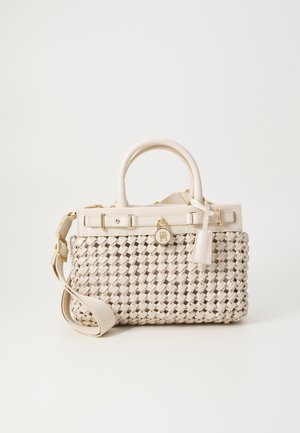 Sac à main tissé beige avec deux poignées, une bandoulière amovible et un petit détail de serrure dorée sur la ceinture supérieure.