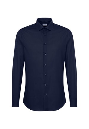 Herenoverhemd met lange mouwen in marineblauw, met knopen en een klassieke kraag, met een getailleerde pasvorm, weergegeven op een witte achtergrond.