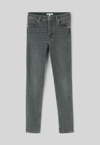 Jeans gris foncé à coupe slim avec poches avant, passants pour ceinture, fermeture par bouton et détails cousus, étalés à plat sur un fond clair.