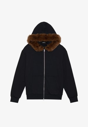 Veste à capuche zippée noire avec un col en fausse fourrure marron, manches longues, deux poches avant et des poignets élastiques. Texture de tissu douce.