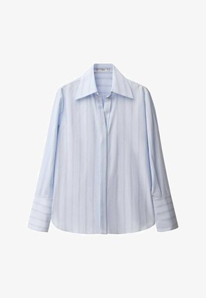 Svetlo modrá, dlhá košeľa s vertikálnymi bielymi pruhmi, so špicatým golierom a gombíkovými manžetami. Vyrobená z hladkej tkaniny s voľným strihom.