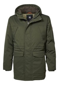 Parka acolchada de color verde oliva con capucha, cierre frontal de cremallera, dos bolsillos delanteros y detalles de costura sutiles en el pecho.