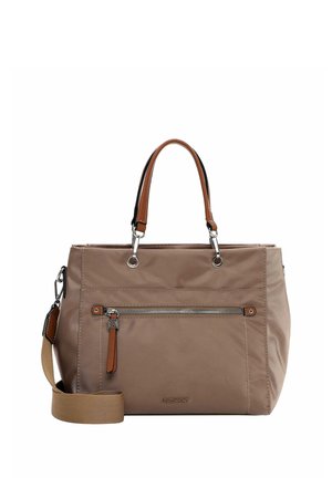 Bolso rectangular en color topo con asas dobles de piel marrón, bolsillo frontal con cremallera y correa ajustable para el hombro sobre fondo blanco.