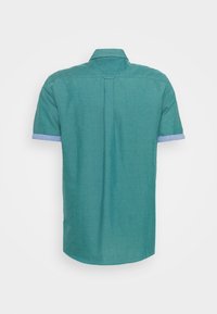 Korte mouw blouse in teal stof met lichtblauwe kraag- en manchetakcenten. Gladde textuur, standaard pasvorm en afgeronde zoom.