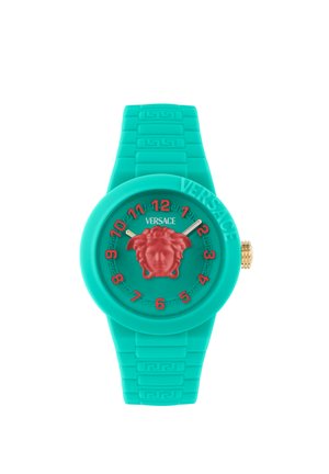 Turkis silikone Versace-ur med rød Medusa-hoved i midten, røde time-tal, gyldne visere og præget "VERSACE" på rammen og remmen.