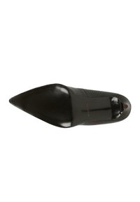 Scarpa stiletto nera a punta con lati testurizzati, mostrata dalla vista della suola.